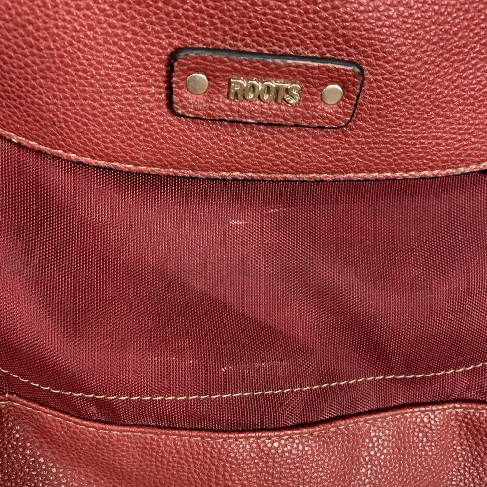 Roots Canada Womens Crossbody Purse Burgandy *Flawed Multi Pocket Zip Adjustable - Picture 3 of 16